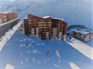 Studio cabine 4 pers, ski aux pieds, Les Menuires, 24m², balcon sud-ouest, proche commerces et remontées. - FR-1-178-101
