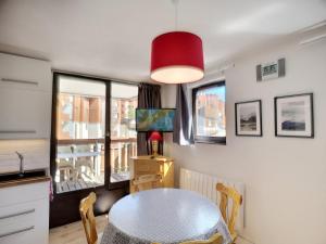 Les Menuires, 2 pièces rénové, 4 pers, balcon sud, ski aux pieds - FR-1-178-137