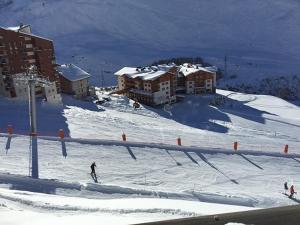 Beau 2P rénové, ski aux pieds, 5 pers, wifi - FR-1-178-127