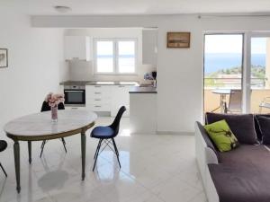 Appealing apartment in Makarska with shared pool