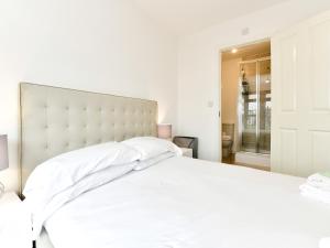 Sleek 1 Bed Apartment w Parking - Pass the Keys