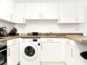 Sleek 1 Bed Apartment w Parking - Pass the Keys