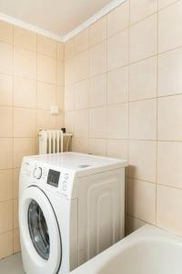 OpenAir HOT TUBBig BalconyGreat Boutique Apt