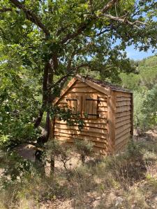 Campings Camping Caramany, Lac a proximite - Cabanes perchees - Mobil-homes - Emplacements nus pour camping-cars, tentes, caravanes : photos des chambres