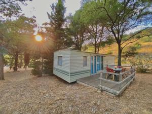 Campings Camping Caramany, Lac a proximite - Cabanes perchees - Mobil-homes - Emplacements nus pour camping-cars, tentes, caravanes : photos des chambres