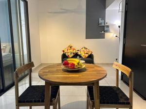 Almas Suites Modern Studio Netflix 100mbps By STAY