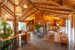 Anjee's Chalet by StayVista - Mountain-view villa with Classic wooden interiors, Lush lawn & Snooker table - 卡尔贾特