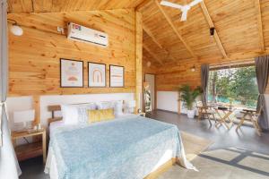 Anjees Chalet by StayVista - Mountain-view villa with Classic wooden interiors, Lush lawn & Snooker table