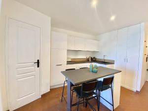 Sablettes Beach-plage-vue mer-centre ville