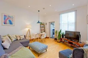 Spacious Highbury Fields 1 Bedroom apartment - parking by request - Highbury