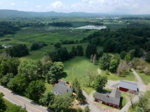 Craftsman Hideaway at the 1841 Farmhouse