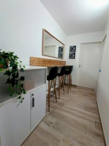 Sejours chez l'habitant Private room in renovated apartment - Tram 1 min walk : photos des chambres