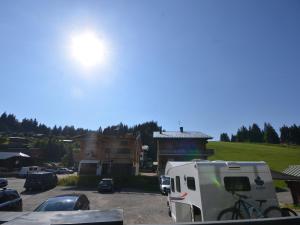 Appartement neuf aux Gets, au pied des pistes et du centre, avec terrasse et services inclus - FR-1-623-50