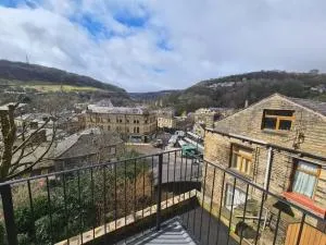 Beautiful 2 bedroom with patio and amazing views - Mytholmroyd