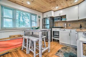 Walk to Beach Bright and Cozy Cape Cod Studio!