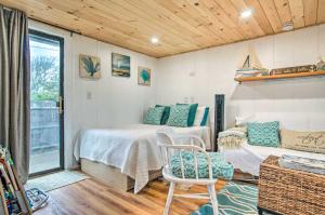 Walk to Beach Bright and Cozy Cape Cod Studio!