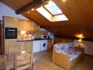 Appartement 2 pièces avec parking, proche commerces et télécabine - FR-1-464-146