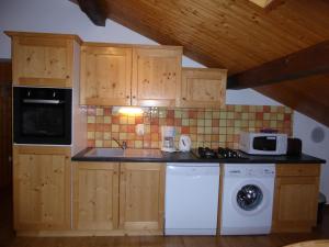 Appartement 2 pièces avec parking, proche commerces et télécabine - FR-1-464-146