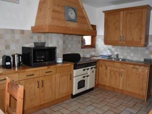 Chalets Luxueux chalet ensoleille, ski aux pieds, pres des pistes et du centre. - FR-1-464-169 : photos des chambres