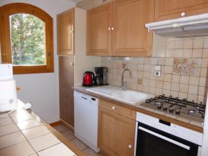 Appartements Chalet spacieux avec terrasse, proche commerces et telecabine, garage et parking inclus - FR-1-464-37 : photos des chambres