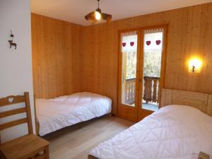 Appartements Chalet spacieux avec terrasse, proche commerces et telecabine, garage et parking inclus - FR-1-464-37 : photos des chambres