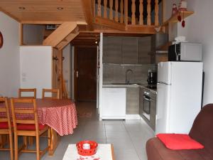 Appartements Studio mezzanine, terrasse sud, proche commerces et telecabine a Champagny-en-Vanoise - FR-1-464-17 : photos des chambres