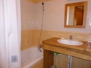 Appartement alpin avec balcon sud, proche Courchevel - FR-1-464-3
