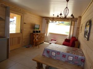 Appartements Charmant Rez-de-Jardin avec Terrasse dans Chalet Haut de Gamme proche Centre et Pistes de Ski - FR-1-464-29 : photos des chambres