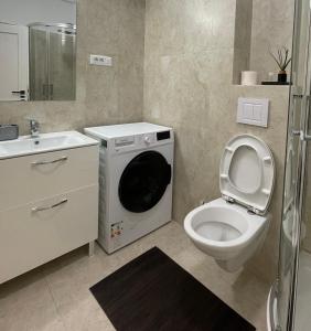 Q Home Apartment - Palas Center