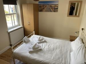 Jolly Roger Cottage - Part of the The Bay Filey Holiday Village with pool, gym and direct beach access, pub, restaurant, tennis and meadows walks