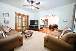 B St. Bungalow - Charming 6 Bd in Heart of Lincoln. Walk to gardens and zoo, 8 minute drive to campus/downtonw - Crete