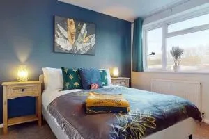 Secluded 4 Bed Detached House with Driveway - Stockbury