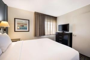 One-Bedroom Queen Suite with Bathtub - Mobility Accessible room in Sonesta Simply Suites St Louis Earth City