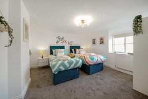 Cotswolds- 2 bed flat in 18th Century building, town centre with Smart TV - Esho Stays