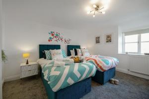 Cotswolds- 2 bed flat in 18th Century building, town centre with Smart TV - Esho Stays