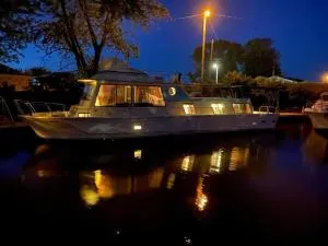 The Lily Pad Boatel Houseboat - Freeport