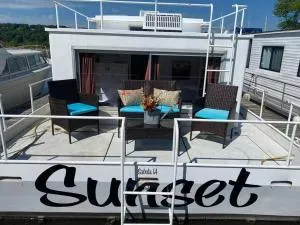 Unique and Serene Sunset Houseboat for 4 - Freeport