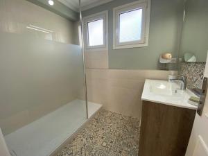 Appartement rénové 85m2, terrasse, parking, face à plage - FR-1-494-149