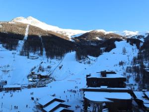 Grand studio rénové pour 4 personnes au centre de la station avec accès direct aux pistes - FR-1-322-518