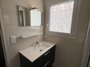 Appartements Studio Centre-Ville a 150m de la Plage, 4 Pers., Mezzanine, Cuisine Equipee, Proche Commerces - FR-1-701-51 : photos des chambres