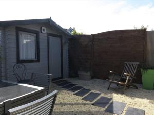 Maison rénovée 3*, exposée Sud, cour fermée, près du centre de Trégastel, avec vélo et équipements bébé - FR-1-368-190