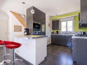 Maison familiale avec jardin clos, 4 pièces, 6 pers, proche plage et commerces, Wifi, parking inclus. - FR-1-477-192