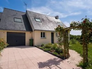 Maison familiale avec jardin clos, 4 pièces, 6 pers, proche plage et commerces, Wifi, parking inclus. - FR-1-477-192 - Locmariaquer