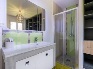 Maison familiale avec jardin clos, 4 pièces, 6 pers, proche plage et commerces, Wifi, parking inclus. - FR-1-477-192