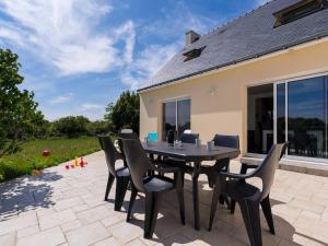 Maison familiale avec jardin clos, 4 pièces, 6 pers, proche plage et commerces, Wifi, parking inclus. - FR-1-477-192