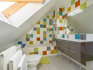 Maison familiale avec jardin clos, 4 pièces, 6 pers, proche plage et commerces, Wifi, parking inclus. - FR-1-477-192