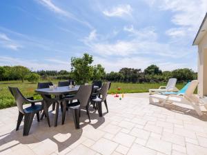 Maison familiale avec jardin clos, 4 pièces, 6 pers, proche plage et commerces, Wifi, parking inclus. - FR-1-477-192