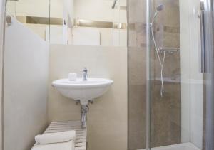 Appartamento con 2 camere e 2 bagni in centro con parcheggio