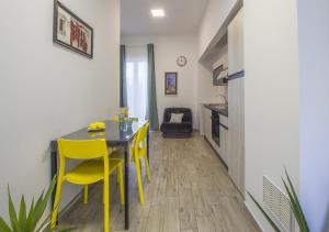 Appartamento con 2 camere e 2 bagni in centro con parcheggio