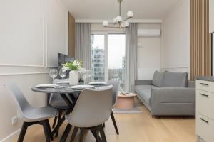 Wola Spacious Flat with Air Conditioning & Balcony by Renters